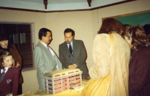 San Pedro, 1994, primer aniversario con maqueta del Edificio 2.