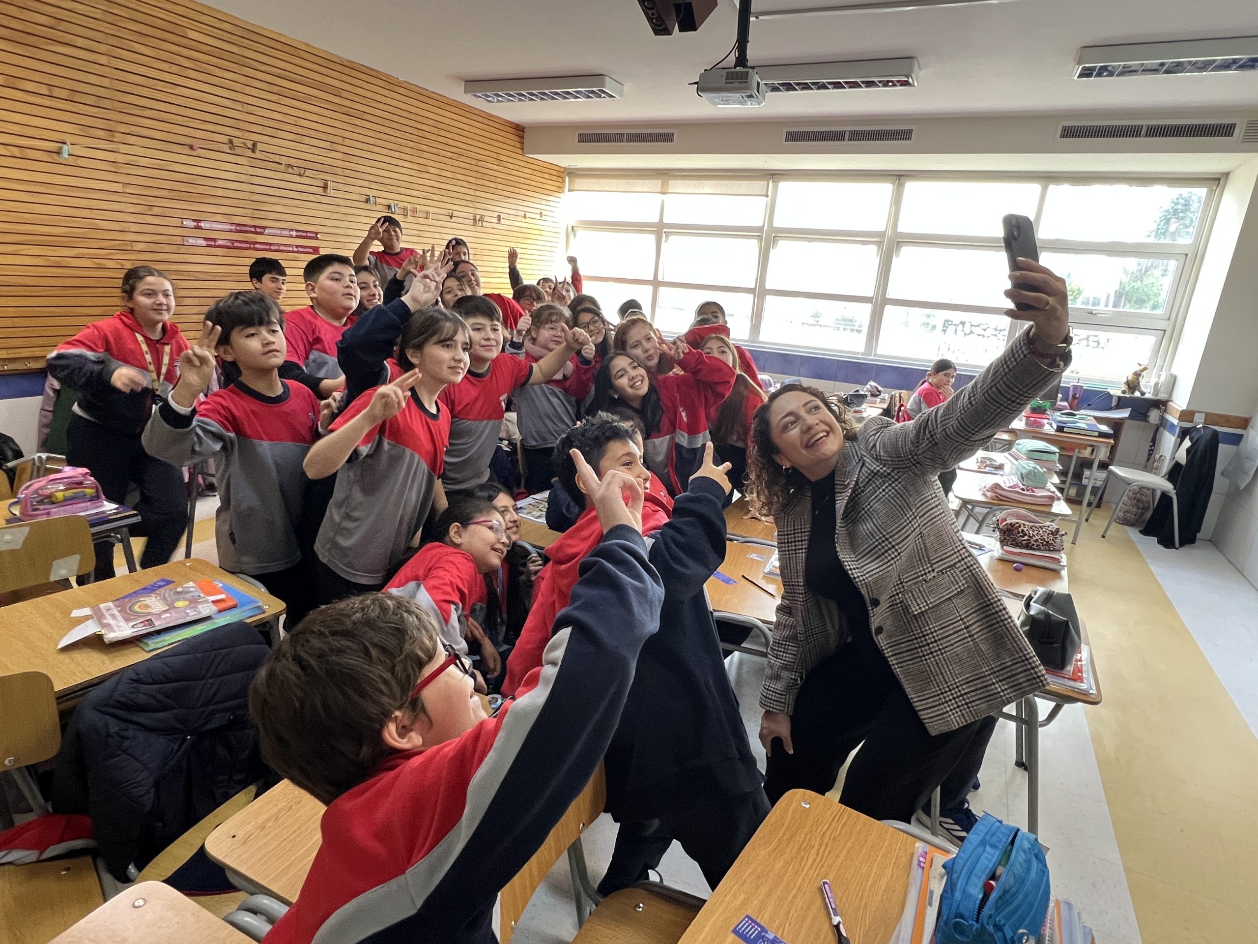 Superintendenta de Educación dialogó sobre convivencia escolar en Almondale Lomas